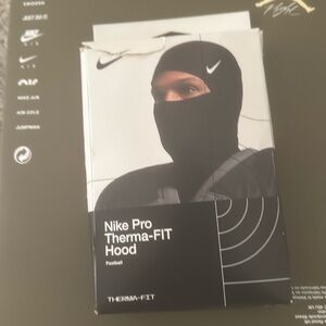 Nike Pro Hyperwarm
Hood